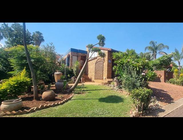 6 BEDROOM HOUSE FOR SALE IN ZWARTKOP